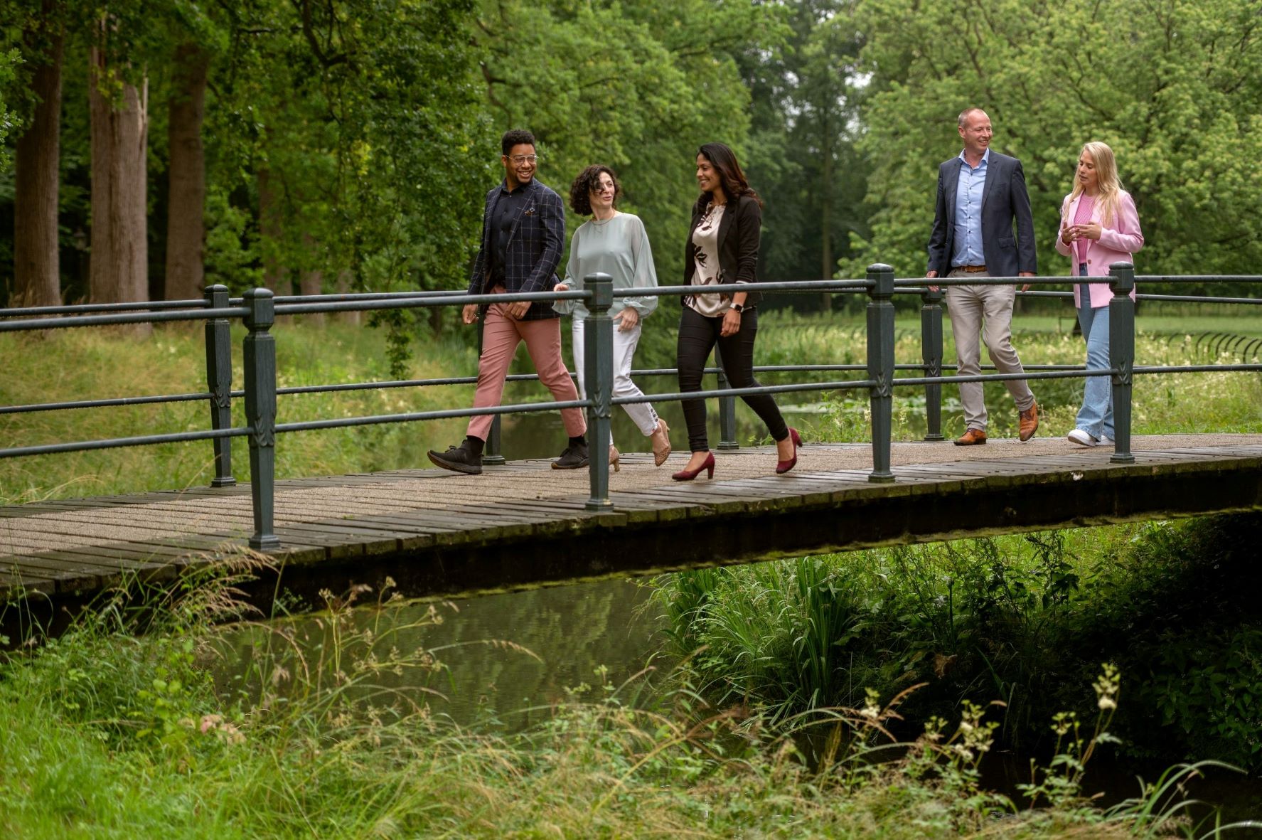 FMA studenten wandelen over brug