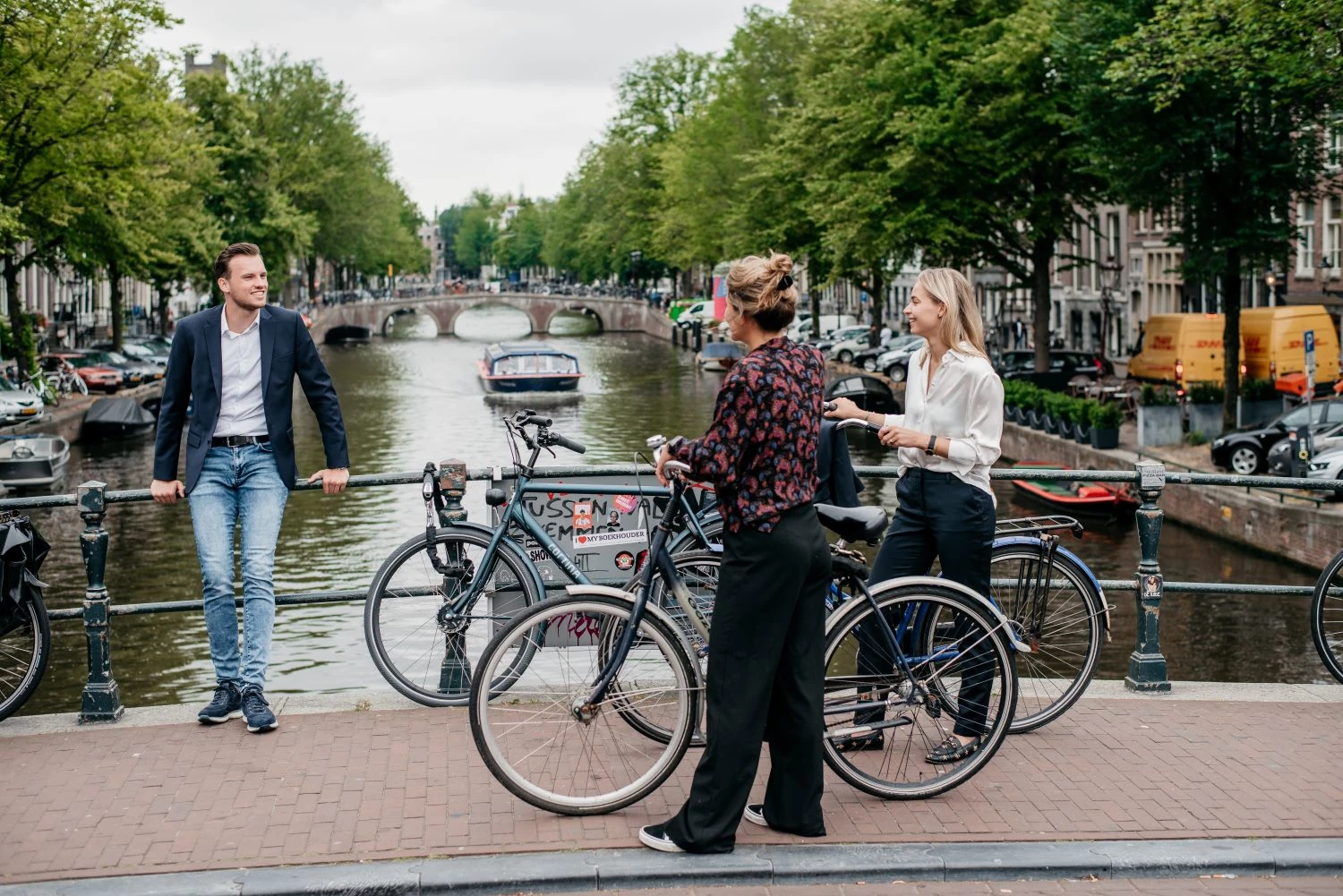 Students on bridge over Keizersgracht