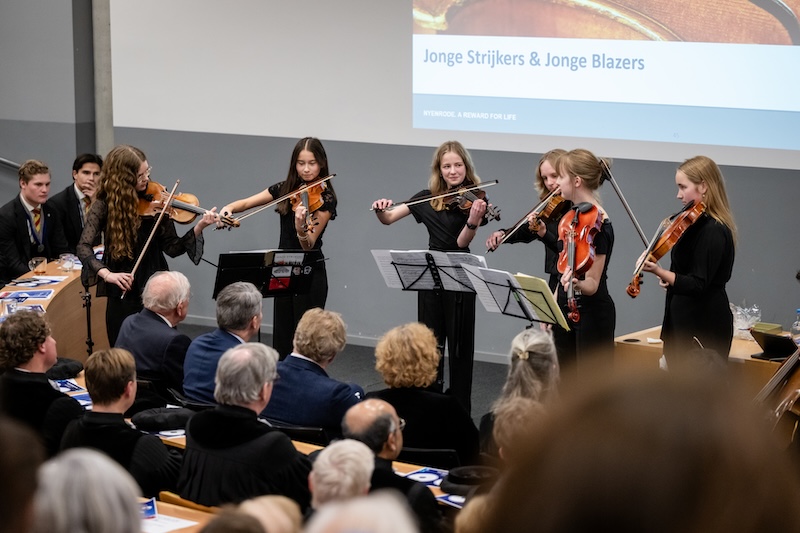 Muzikale omlijsting door de Jonge Strijkers Dies