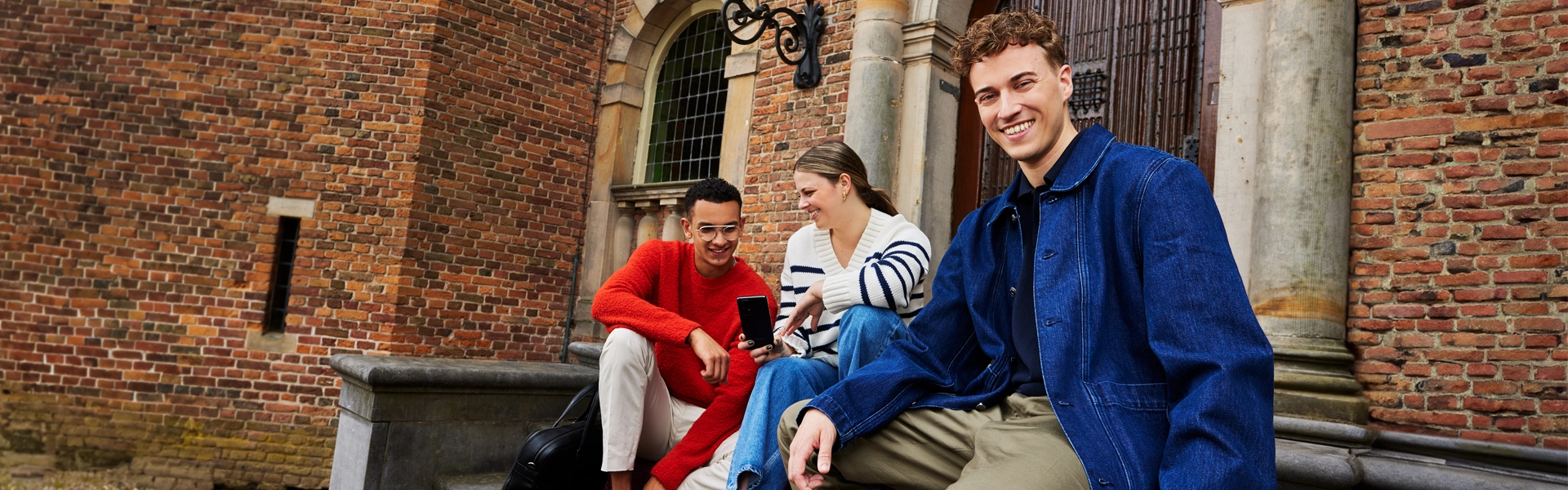 Nyenrode Master Accountancy studenten bij kasteel op trap