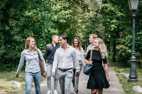 Group of students walking around Nyenrode's Breukelen campus